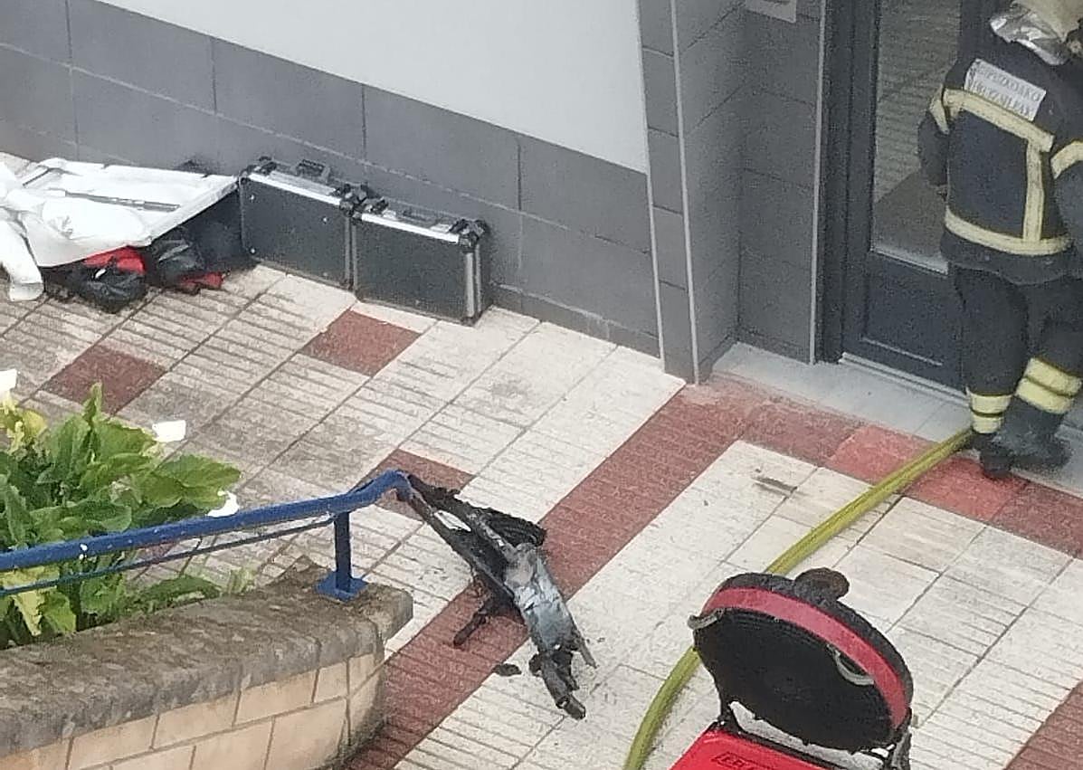 Imagen secundaria 1 - Susto en Errenteria por un incendio al arder dos patinetes eléctricos en un piso