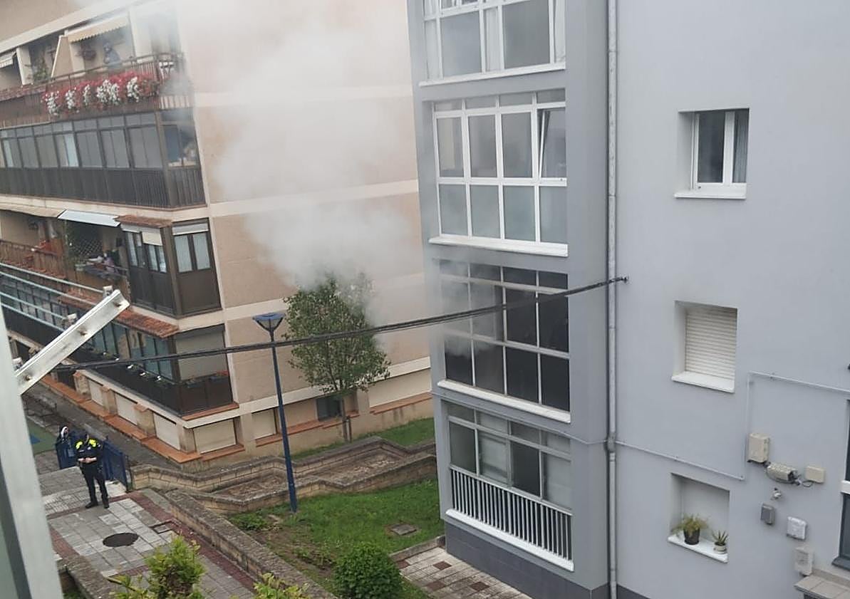 Imagen principal - Susto en Errenteria por un incendio al arder dos patinetes eléctricos en un piso
