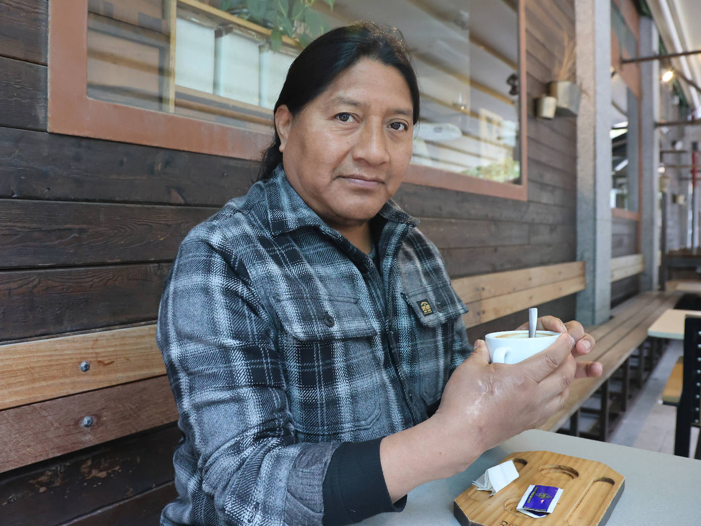 AlfredoTituaña, con la cicatriz en la mano derecha, que ha quedado muy limitada