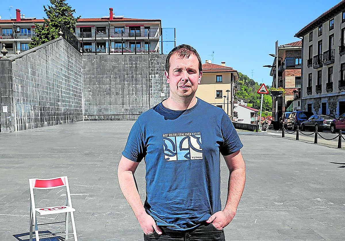 Bertsotan, pilota eskolan edo Malkogarriyak taldearekin gustura ibiltzen da Ion Beloki Andoaingo kaleak girotzen.