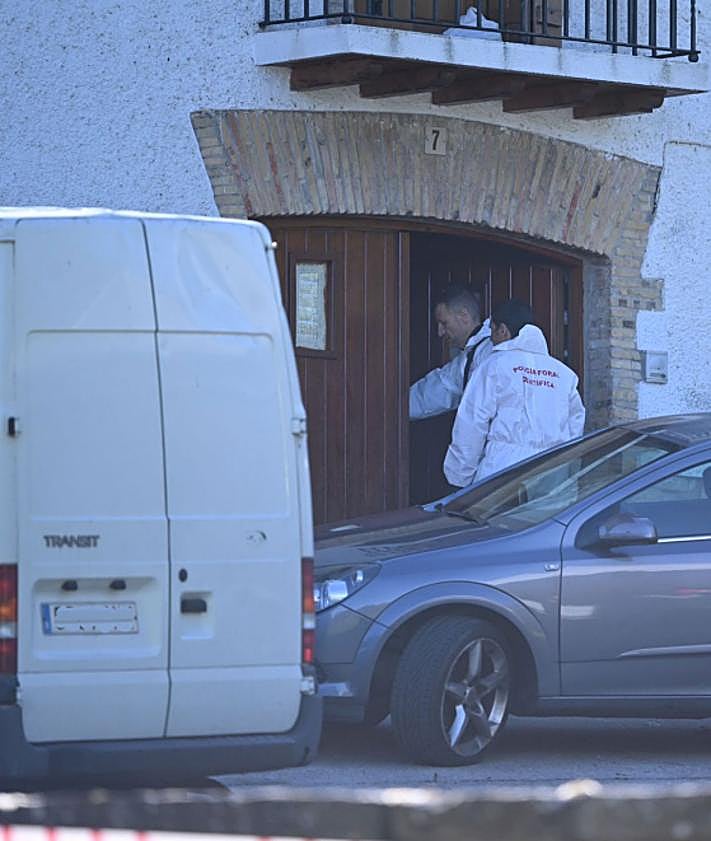 Imagen secundaria 2 - Agentes de la Policía Foral de Navarra en la vivienda en la que se ha producido el homicidio.