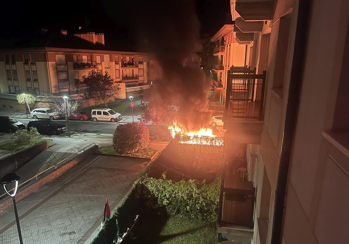 Imagen principal - Queman seis contenedores en un céntrico barrio de Legazpi