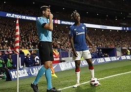 Nico Williams, en el momento en el que recibe los insultos racistas, junto al linier.