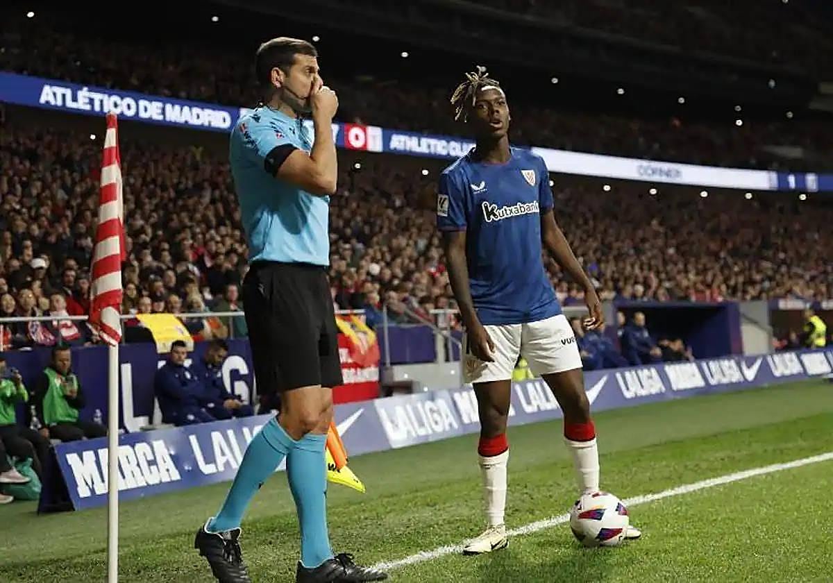 Nico Williams, en el momento en el que recibe los insultos racistas, junto al linier.