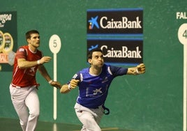 Jokin Altuna entra de aire con la zurda ante José Javier Zabaleta este domingo en el Astelena de Eibar.