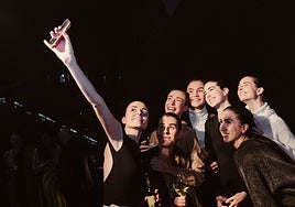 Modelos posando para un 'selfie' en la edición pasada de SSMF