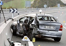 El coche que circuló en dirección contraria acabó chocando contra una ambulancia.
