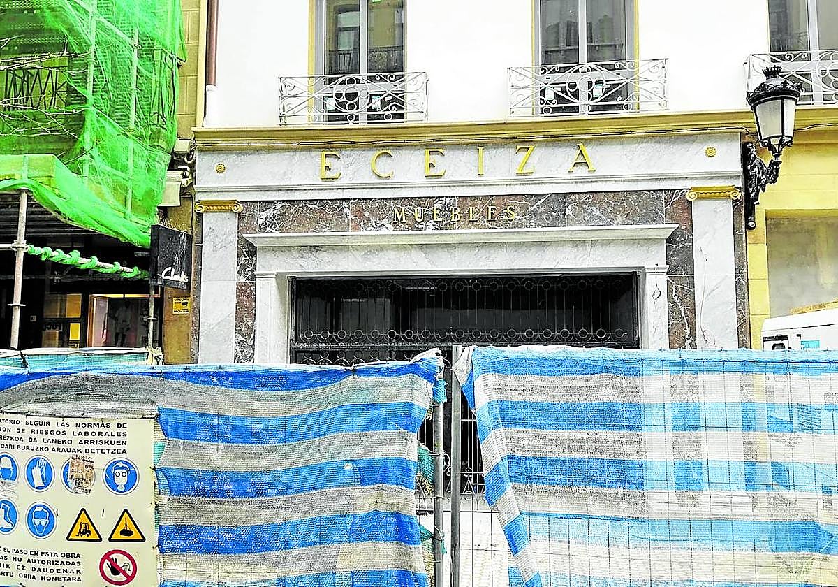 La histórica fachada de Muebles Eceiza en la calle Elkano ya ha sido repuesta. El escaparate del antiguo comercio será el acceso al garaje robotizado de las nuevas viviendas que se construyen en el edificio y, aunque no estaba protegido, la promotora se comprometió a retirar las piezas de mármol, las columnas y las letras, restaurarlas y volver a colocarlas.