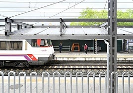 La estación provisional de San Sebastián estuvo ayer menos concurrida de lo habitual por el menor número de servicios y de viajeros.