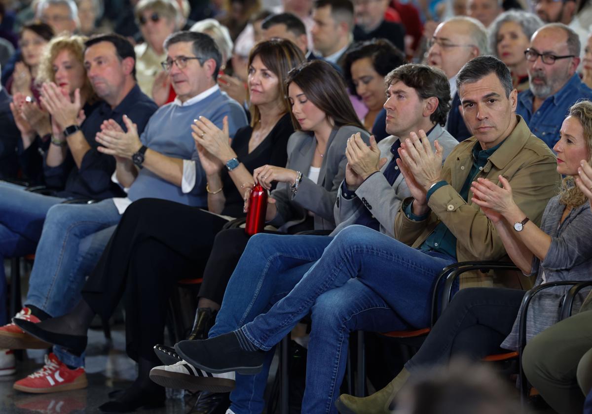 Pedro Sánchez en un acto de campaña en Euskadi con Andueza, Mendia y López, entre otros.