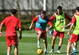 Arbilla, en posesión de la pelota durante un entrenamiento del equipo en Atxabalpe.