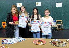 Las ganadoras. Naroa Guede, Leire Ferrero y Naia Zubillaga, recibiendo el premio de manos de la concejal Maialen Fidalgo.