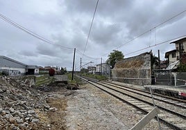La zona en la que se ha derribado el puente por el que iba la carretera nacional, sobre las vías en Ventas.