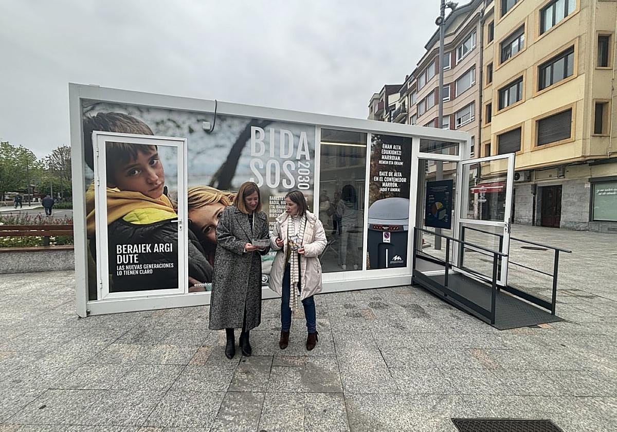 La alcaldesa Cristina Laborda y Leire Zubitur, gerente de Servicios de Txingudi, ayer en Jenaro Etxeandia.