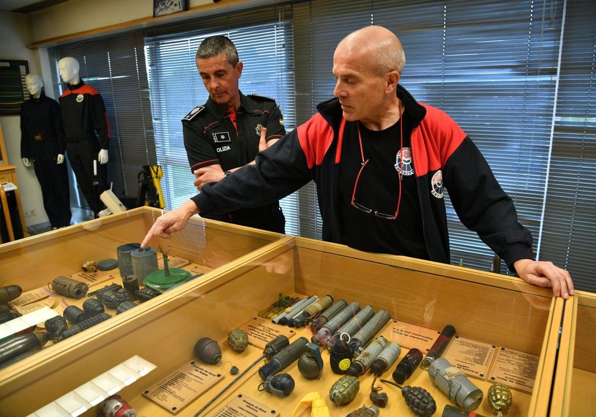 uTxema Fernández y José Fernández muestran varias granadas que guardan en su museo, algunas hechas por ETA.