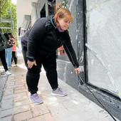 Una comerciante de San Sebastián muestra el estado de su establecimiento tras un robo la semana pasada.