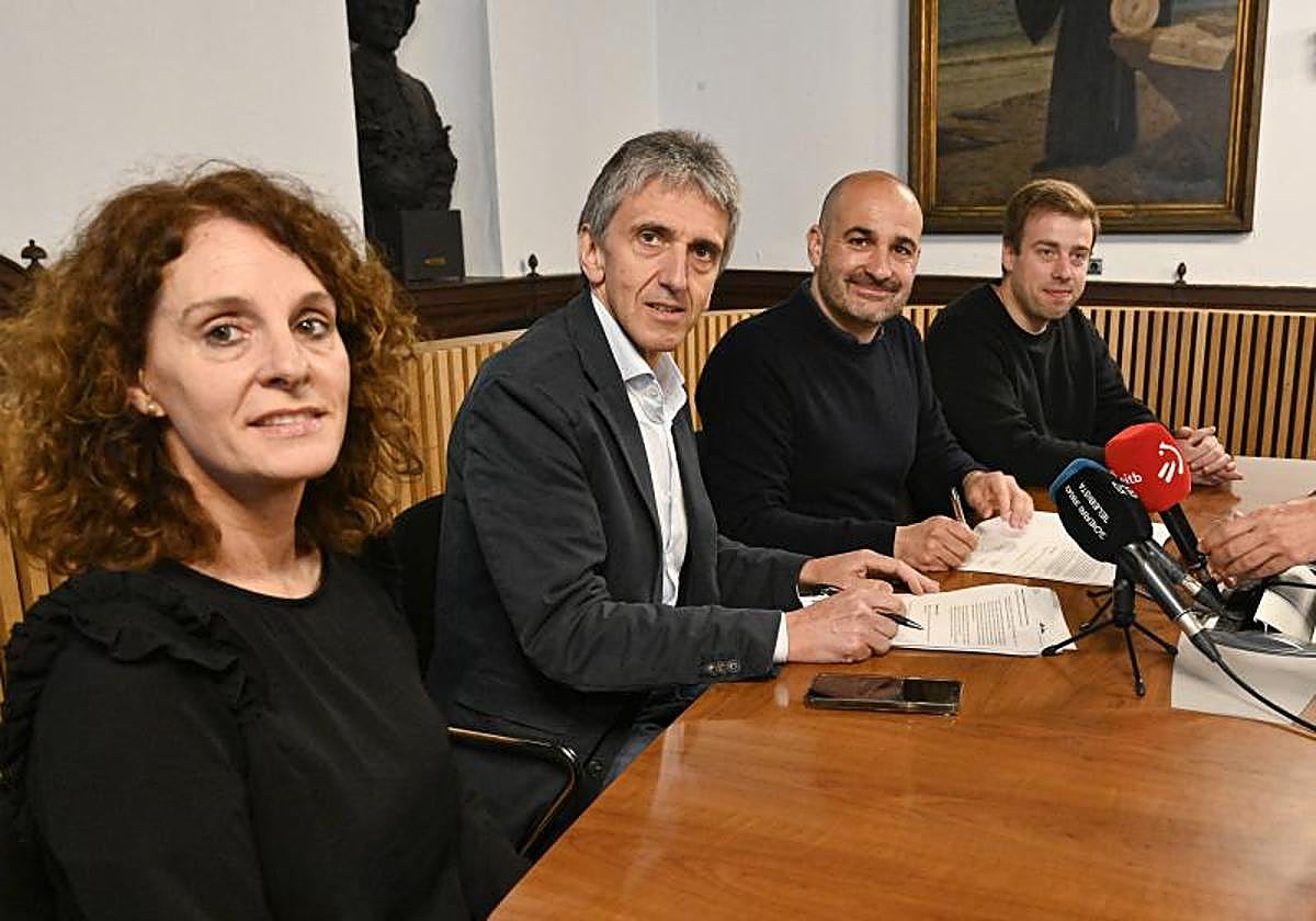 Arantxa Ariztimuño, Xabier Arruti, Adur Ezenarro y Mikel Arteaga, durante la firma del acuerdo.