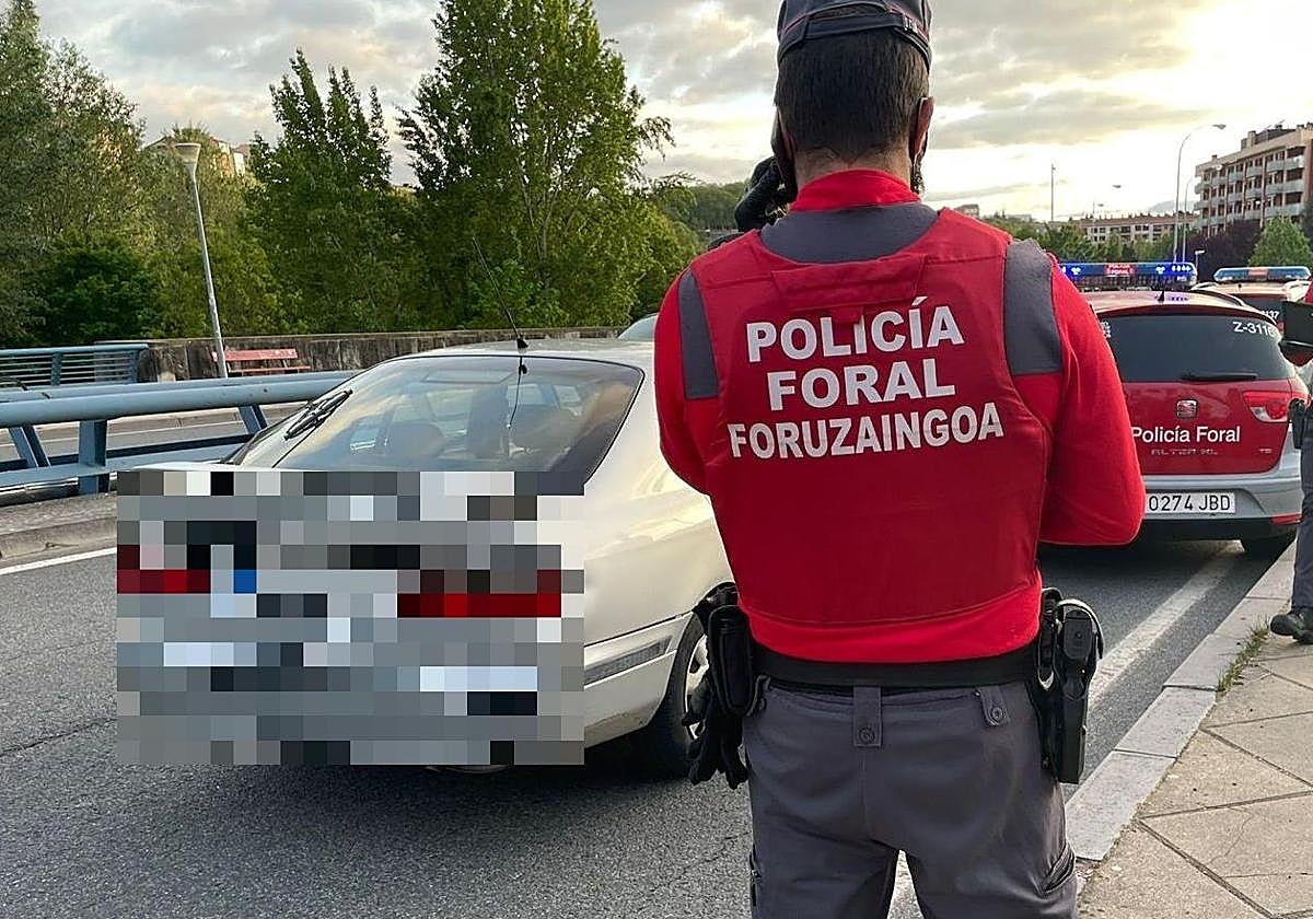 Agentes de la Policía Foral durante el control en el puente del Vergel.