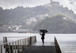 Una mujer se fotografía en la pasarela del Náutico de San Sebastián.