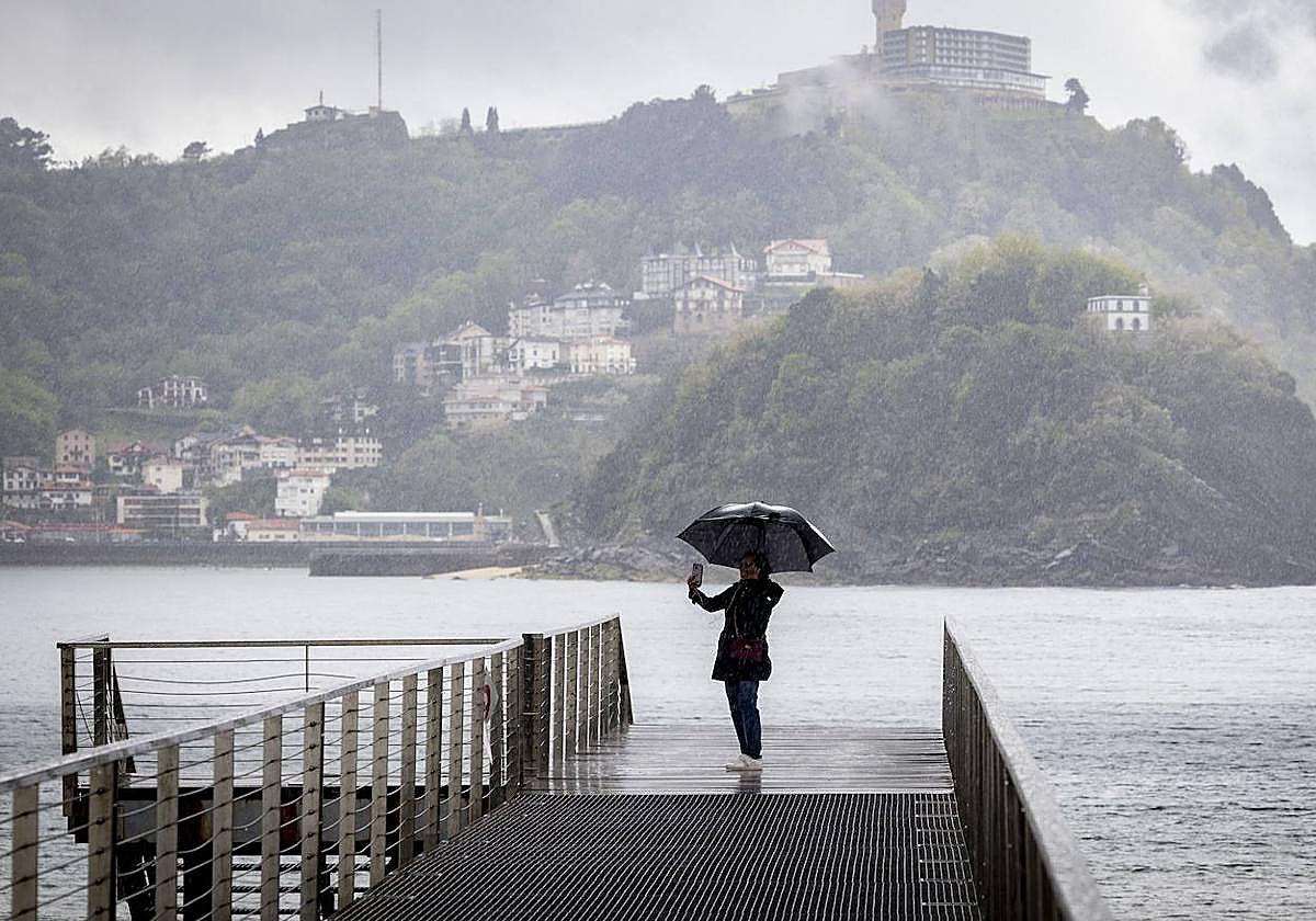 Una mujer se fotografía en la pasarela del Náutico de San Sebastián.