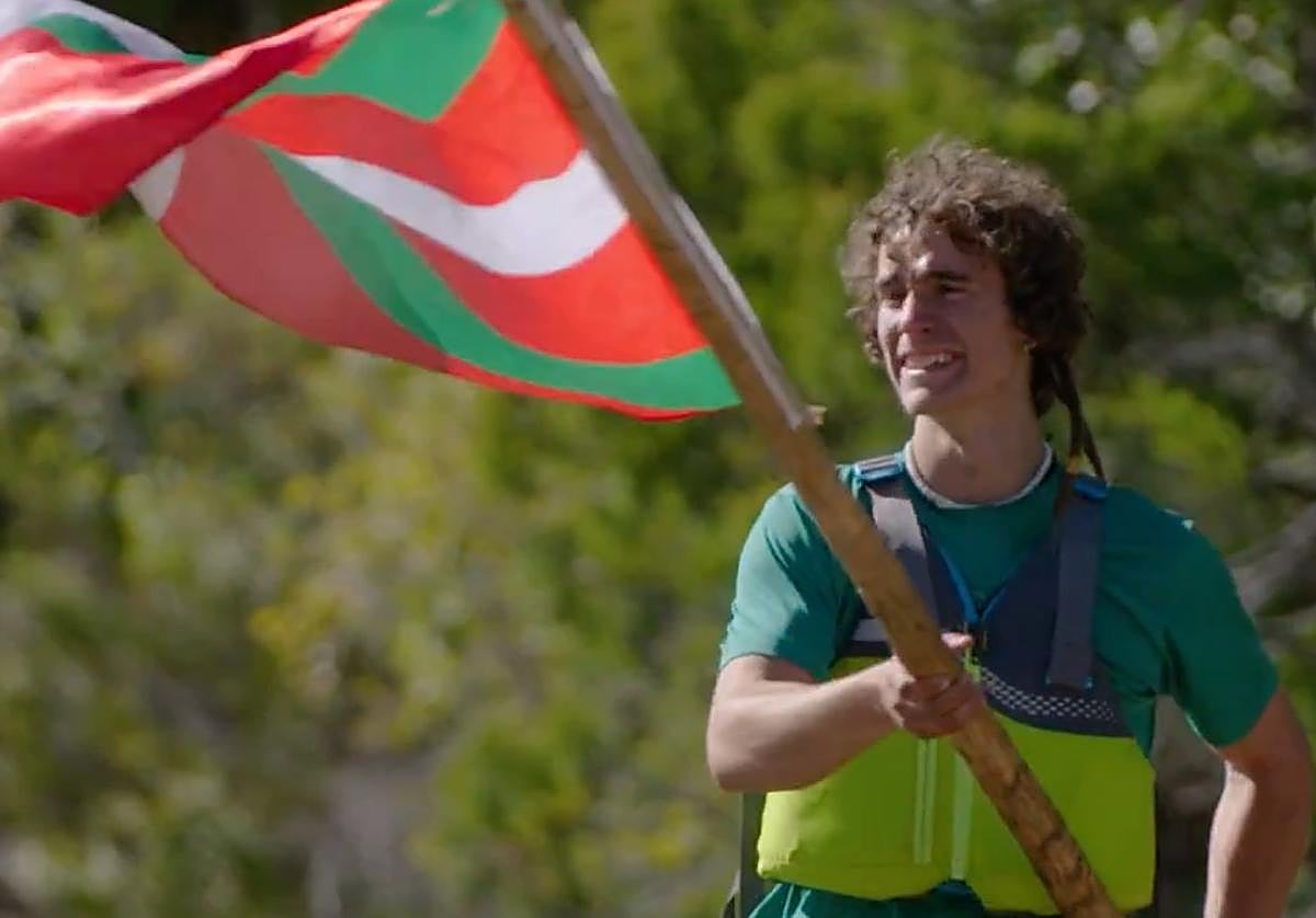 Txubi ondea la ikurriña en El Conquis en señal de triunfo.