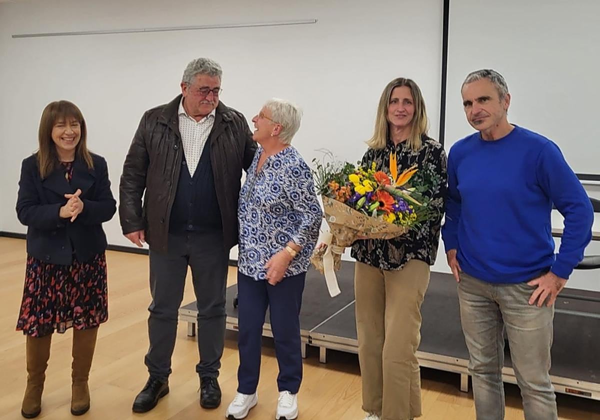 Merezitako omenaldia Errasti Elorta familiari, Gipuzkoako Merkatarien Federazioaren eta Zestoako Udalaren izenean.