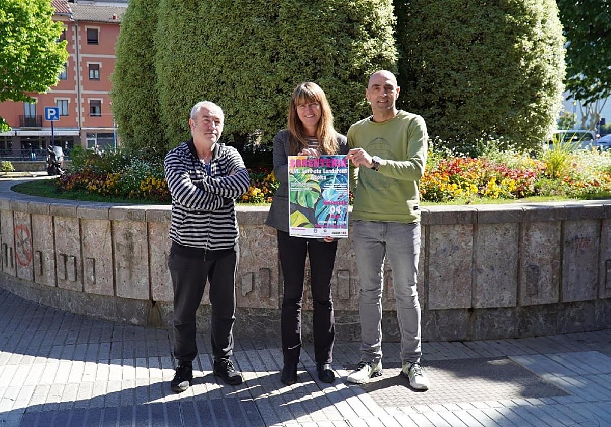 Leire Mazizior, concejala de Desarrollo Rural, flanqueada por representantes de Behemendi y Dekolore Elkartea.