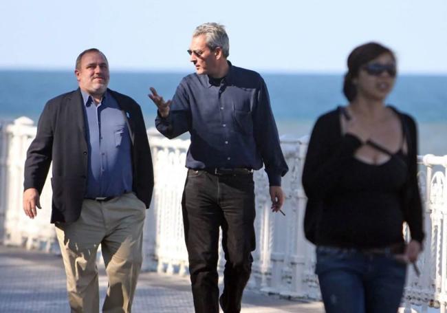 De paseo. Con Mikel Olaciregui en el paseo del Aldanondo al María Cristina.