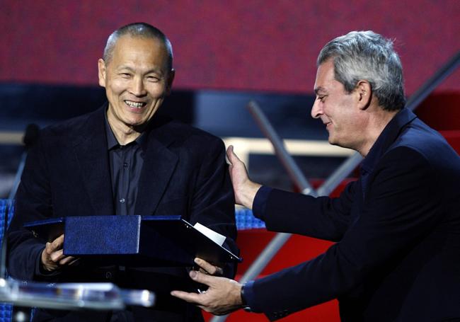 Con Wayne Wang. La foto de la reconciliación; colaboraron en 'Smoke', se reencontraron en Donostia... y le 'dio' la Concha de Oro.