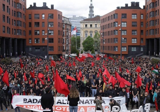 La manifestación de EHKS ha terminado en la plaza del Gas en Bilbao.