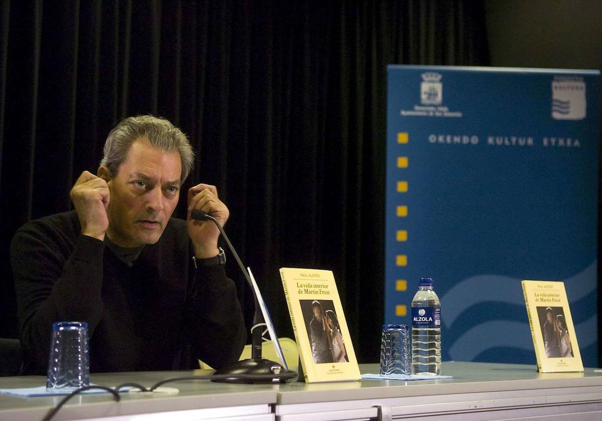 El escritor Paul Auster, en la sala de cultura Okendo, durante una conferencia.