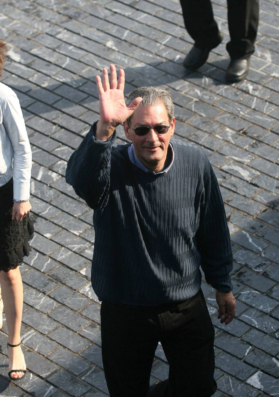 El escritor y director, Paul Auster saluda a los fotógrafos durante el photocall en el Zinemaldia en 2007. 