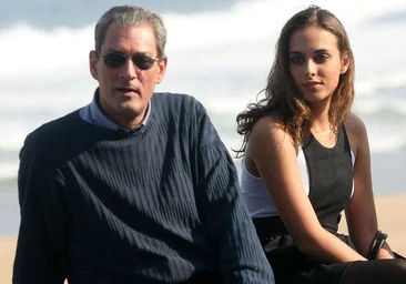 Paul Auster, con su hija Sophie, posando frente a la Zurriola en el Zinemaldia de 2007.
