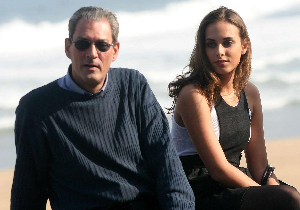 Paul Auster, con su hija Sophie, posando frente a la Zurriola en el Zinemaldia de 2007.