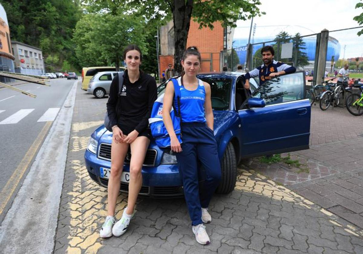 Ainhoa Intxaurrondo, del Atlético, e Irune Muguruza, del BAT, denuncian que no hay pistas homologadas en Gipuzkoa para competir.