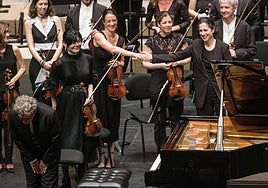 La directora Marie Jacquot saluda a los músicos de la Euskadiko Orkestra ayer en el Kursaal.