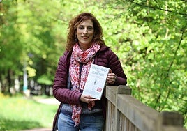 Elordi García, con el libro en el que ha participado.