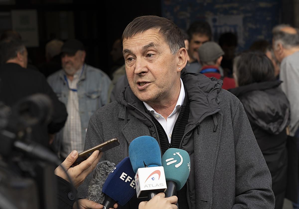 Arnaldo Otegi, coordinador general de EH Bildu, atiende a los medios en Arrasate