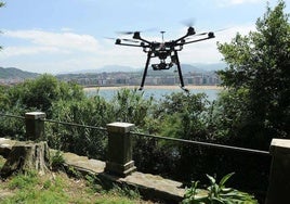 Un dron se dirige a la playa de La Concha desde el monte Urgull