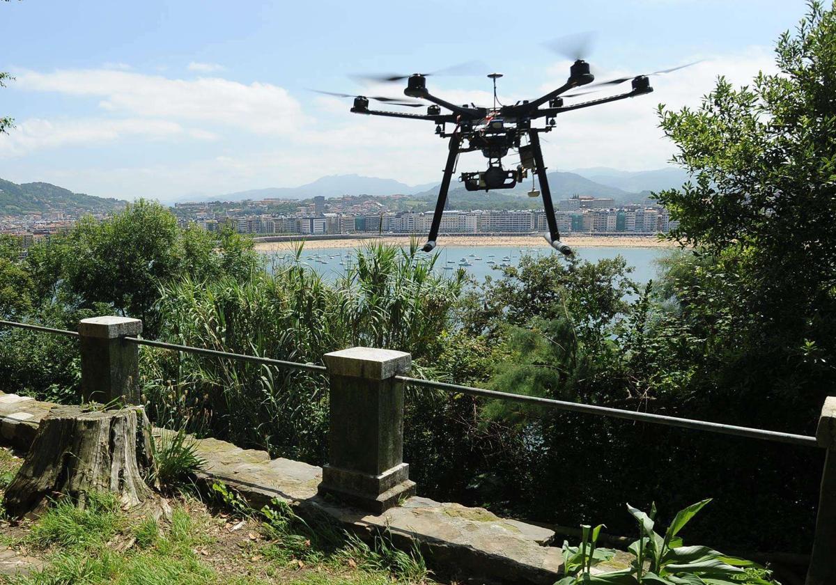 Un dron se dirige a la playa de La Concha desde Urgull.