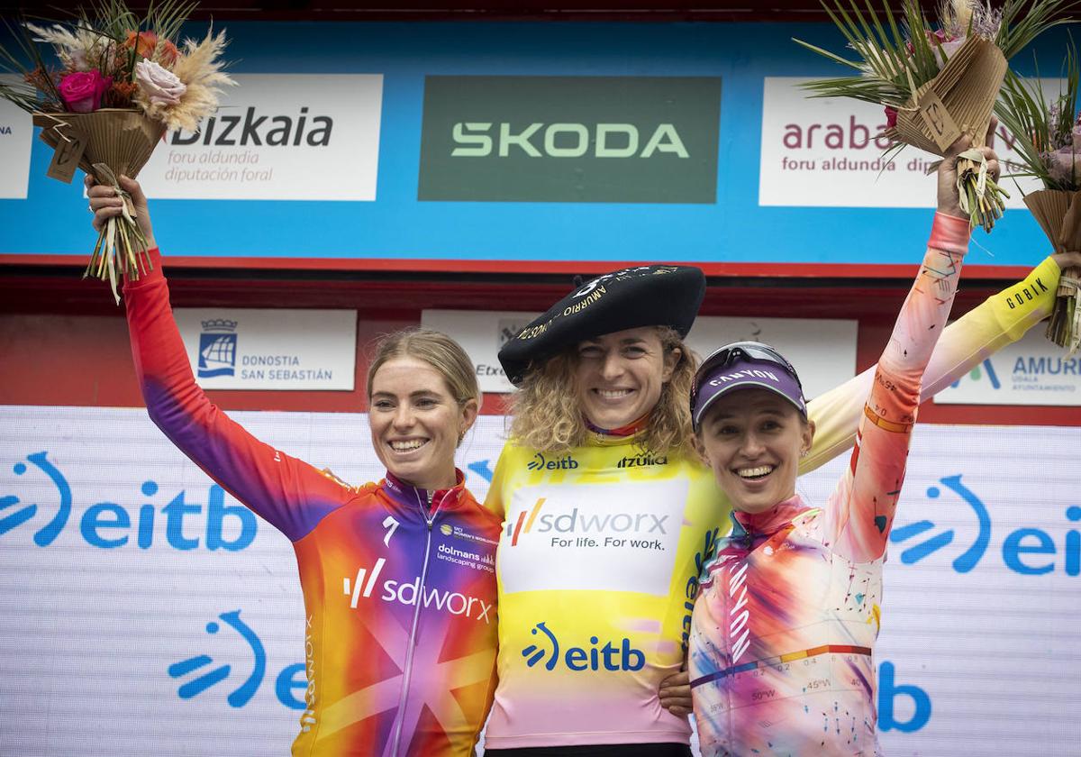 La suiza Marlen Reusser (c) dio la sorpresa en la Itzulia Women de 2023 al imponere a su jefa de filas, Demi Vollering (i) y a Katarzyna Niewiadoma (d).