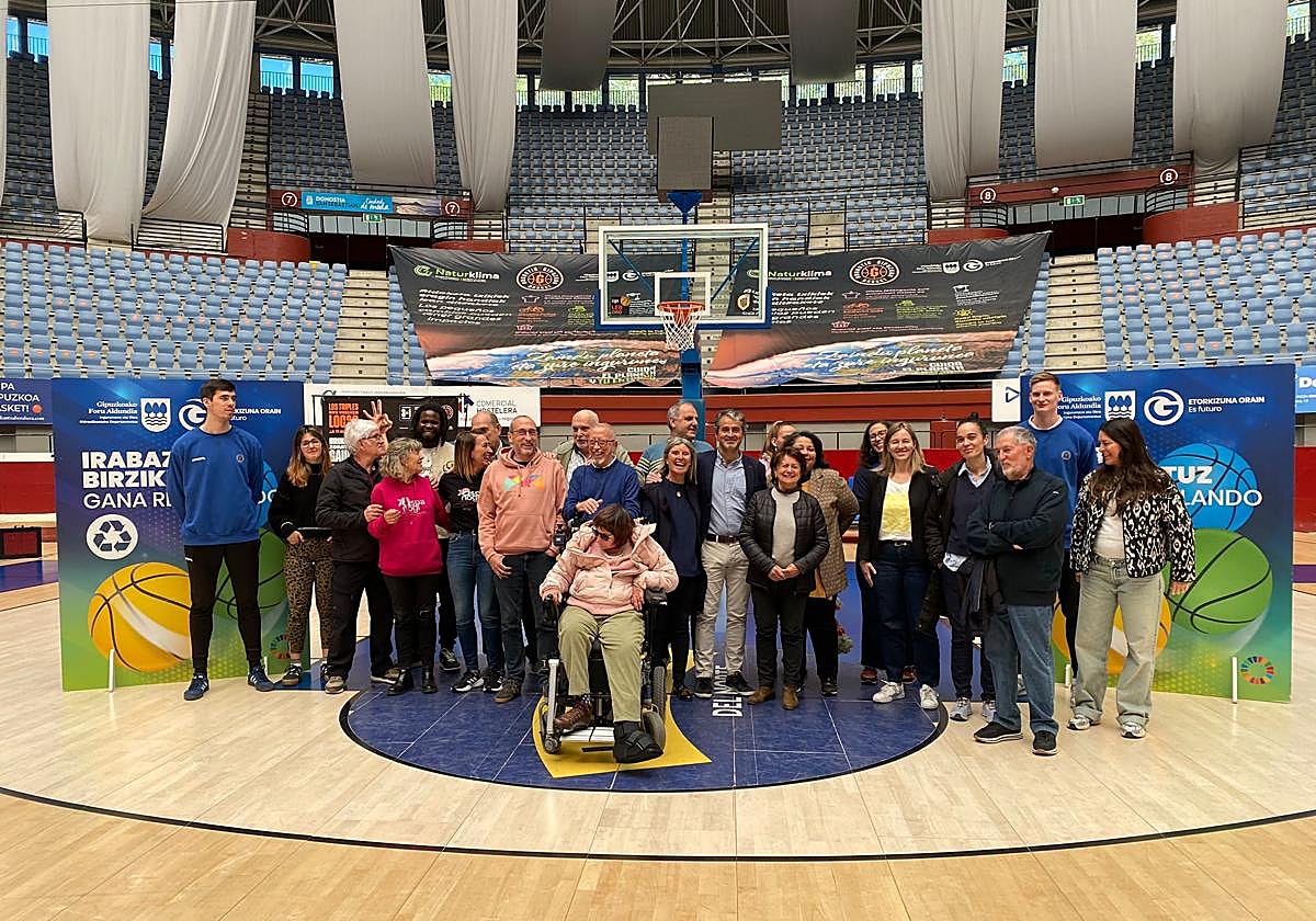 Representantes de las entidades guipuzcoanas que han firmado el manifiesto por la sostenibilidad.