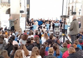 Alumnos de la escuela pública de Urdaneta y Oianguren en Ordizia, en la presentación de la canción de la fiesta de la escuela pública de este año.