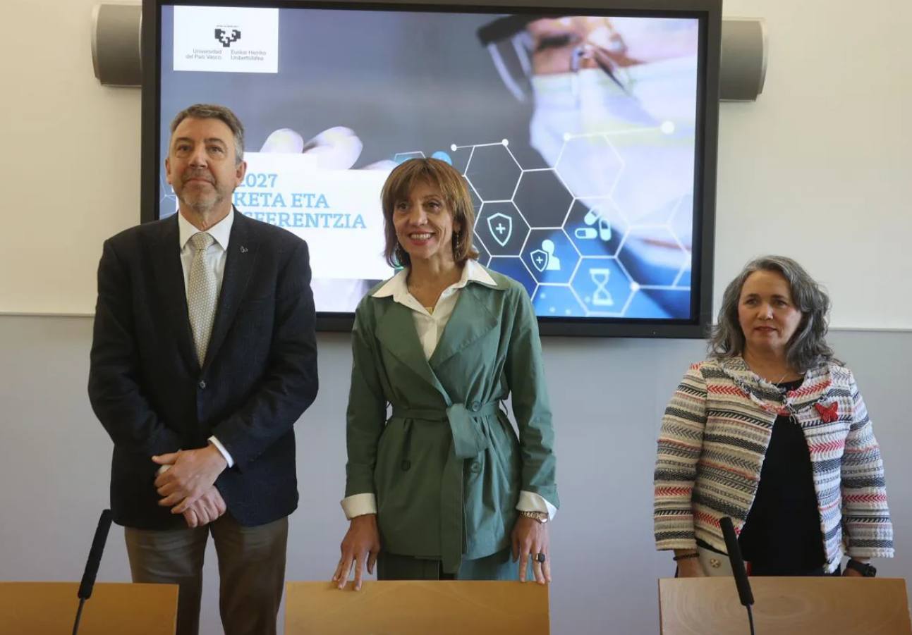 La rectora de la UPV/EHU, Eva Ferrerira, con Guillermo Quindós, vicerrector de Desarrollo Científico-social y Transferencia, e Inmaculada Arostegui, vicerrectora de Investigación.