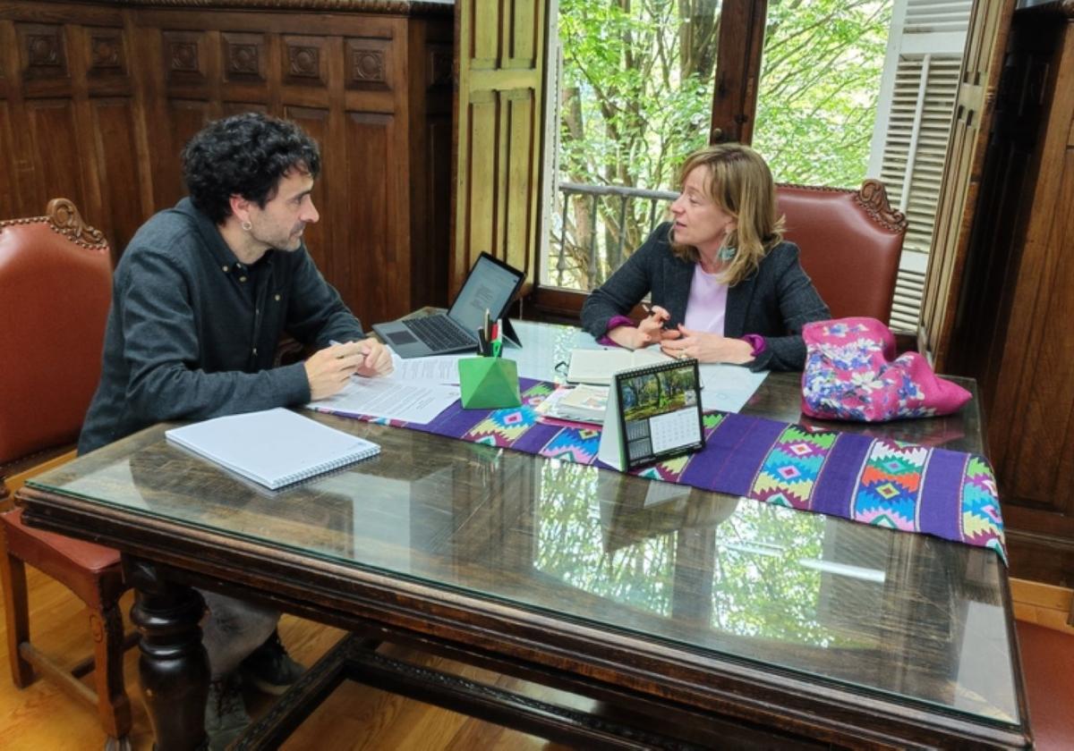 El alcalde Garikoitz Iturbe con la diputada general Eider Mendoza.