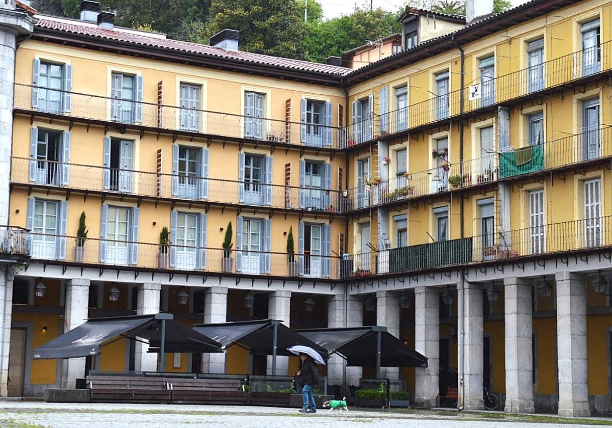 La situación de los apartamentos juveniles públicos de la plaza Euskal Herria centró parte del debate en el último Pleno.