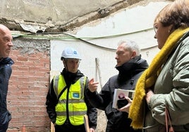 El alcalde, en el edificio de Pagoeta que acogerá el centro de día y viviendas de Aspace y apartamentos para mayores.