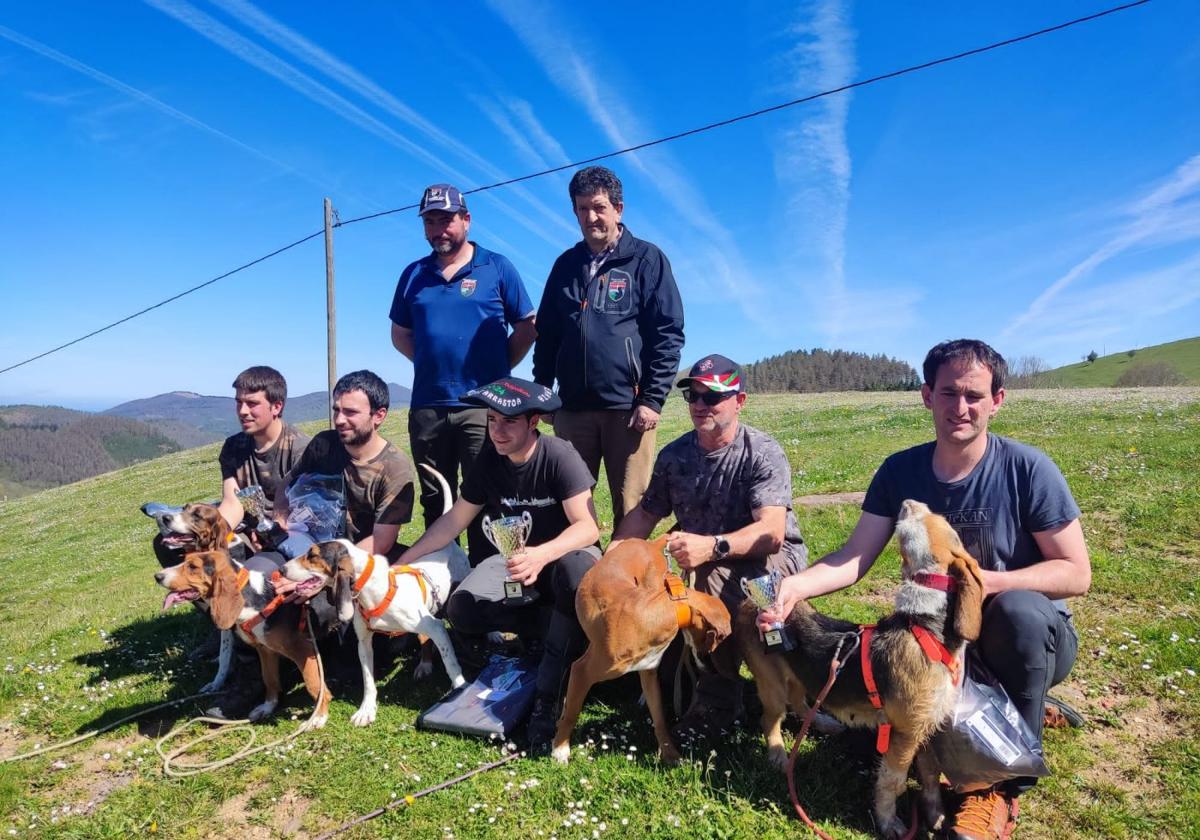 Los ganadores del Campeonato de Gipuzkoa, con sus perros.