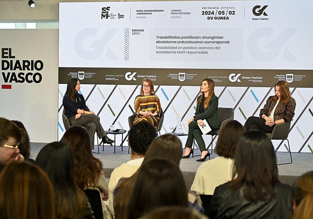 Un momento de la segunda mesa de diálogo celebrada en la mañana del jueves en DV Gunea.