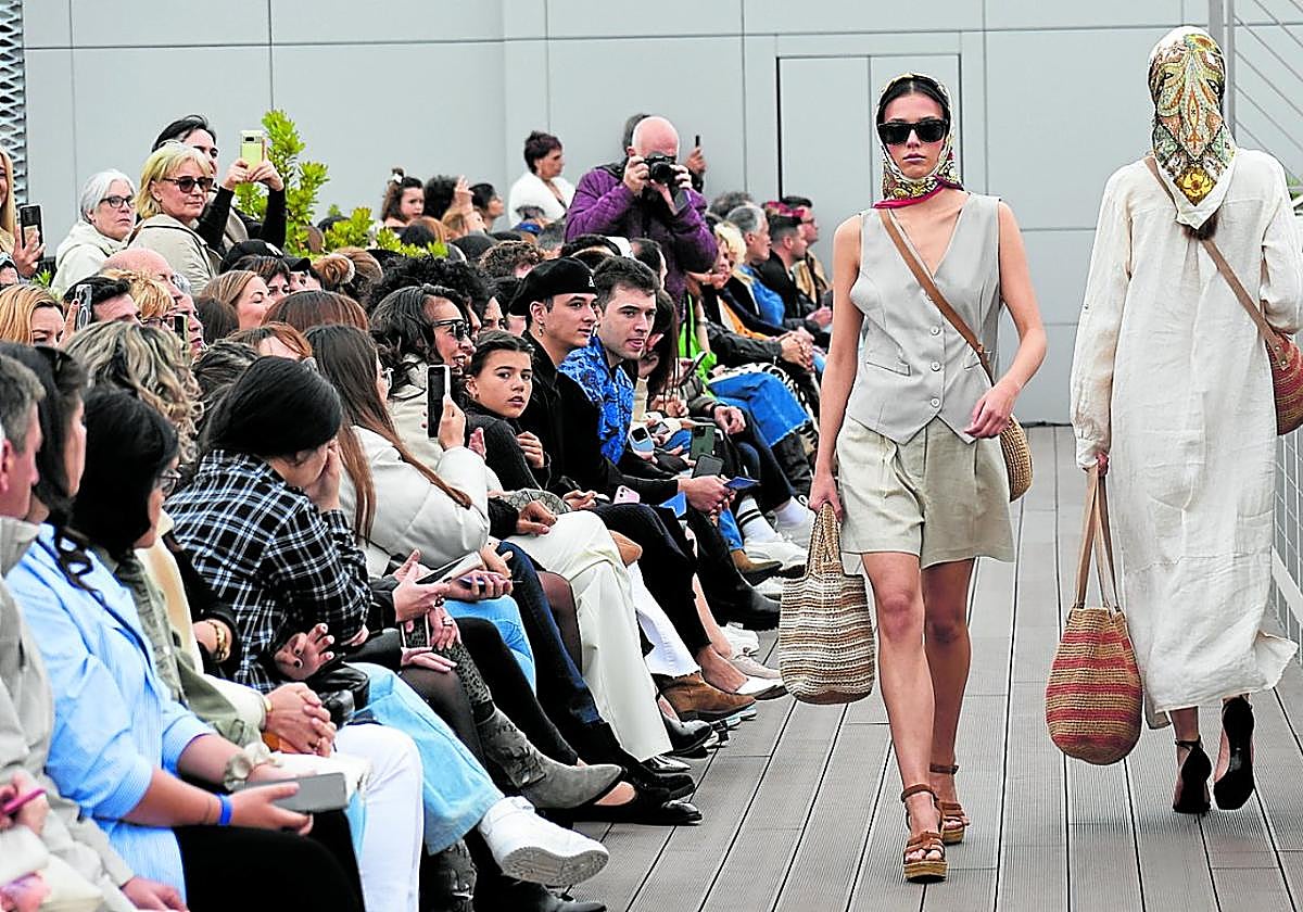 El 'handmade' estuvo representado en la pasarela con, entre otros, los bolsos de yute de Emi artesanía.